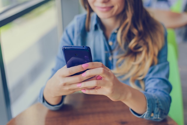 Foto mujer, utilizar, teléfono móvil