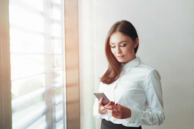 Mujer, utilizar, teléfono móvil