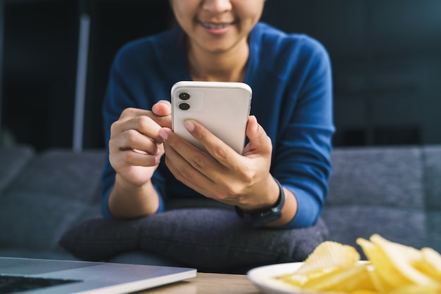 Mujer, utilizar, teléfono, en, sala, por la noche