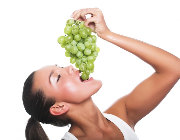 Mujer con uvas verdes