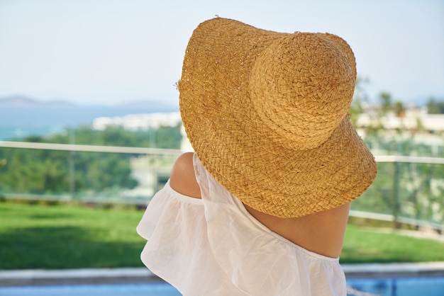 Mujer de vacaciones en hotel