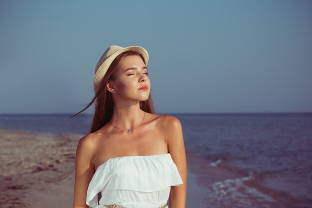 Mujer de vacaciones de verano