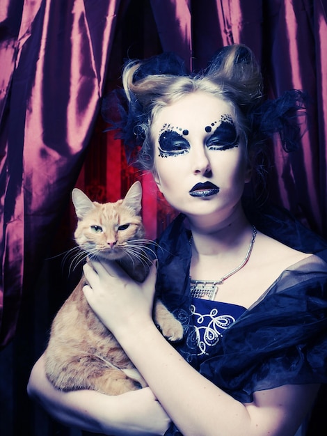 Mujer vampiro oscura con gato