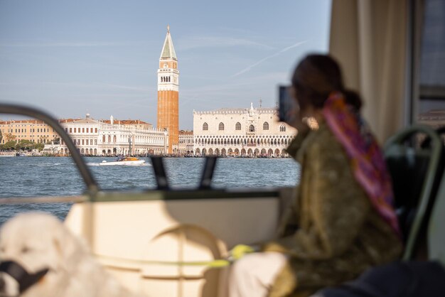 Mujer en vaporetto visitando Venecia durante la pandemia