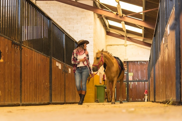 Mujer, vaquero, caballo, trabajo