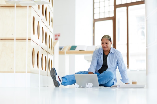 Mujer varonil viendo información en el sitio web