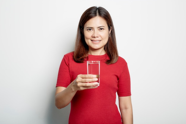 mujer con vaso de agua