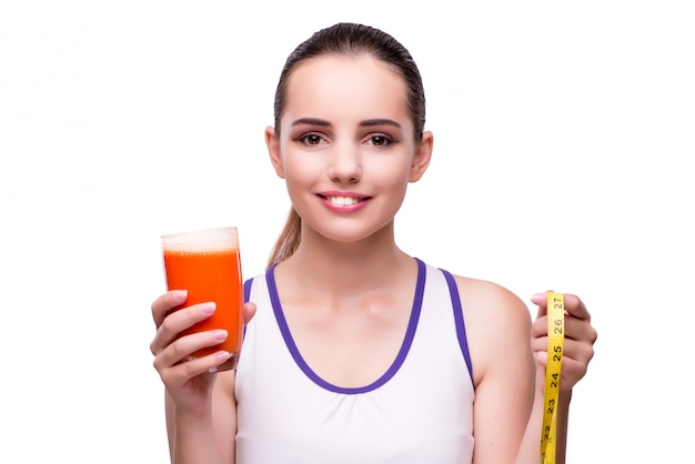 Mujer con vaso de jugo y bebida