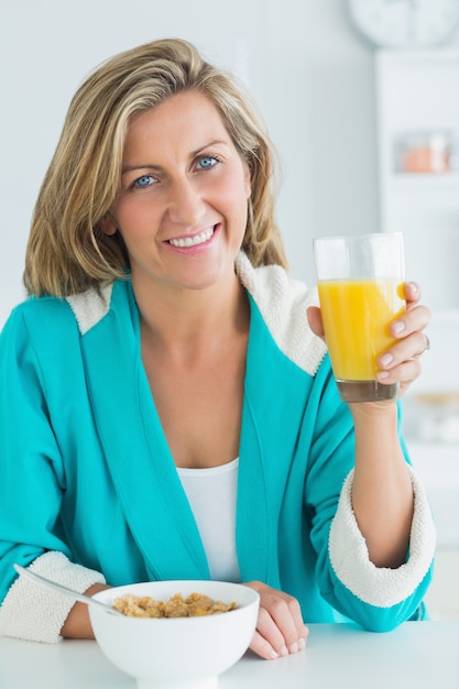 Mujer con vaso de jugo