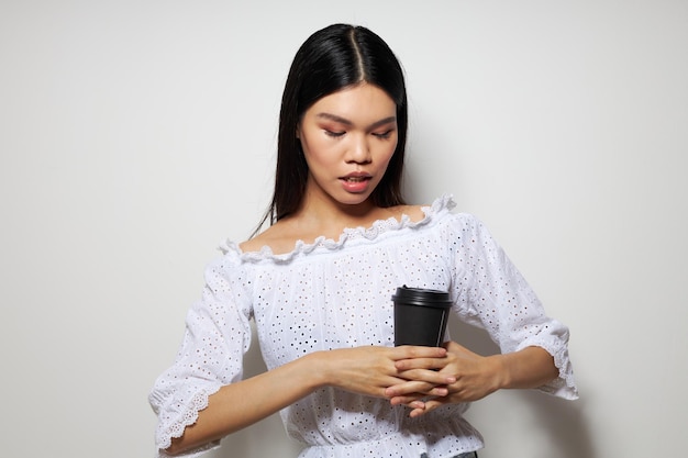 Mujer un vaso negro en manos de una bebida como una sonrisa fondo aislado inalterado