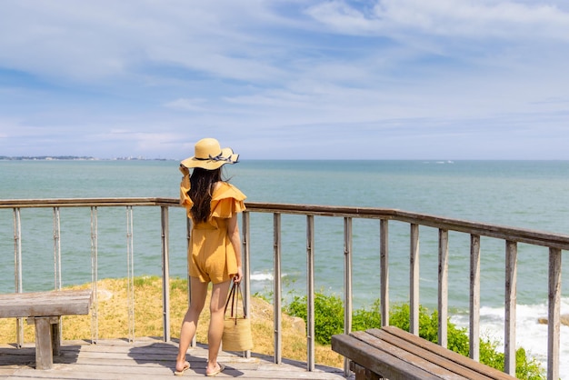 Mujer, ve a viajar y mira el mar.