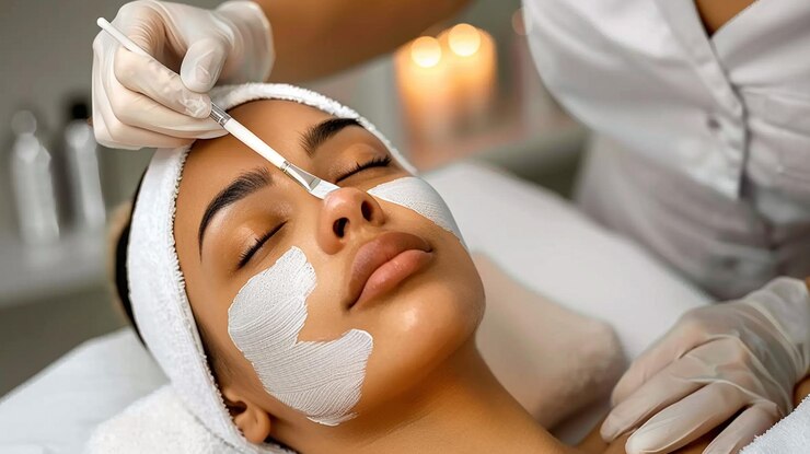 Foto una mujer con un vendaje en la cara está recibiendo un tratamiento cosmético