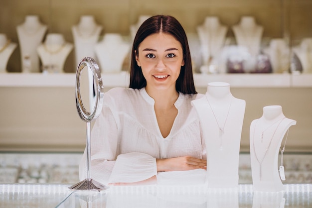 Mujer vendedora en joyería