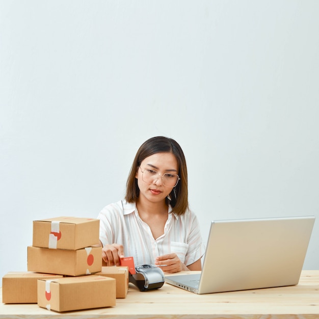 Mujer vendiendo productos en línea en casa