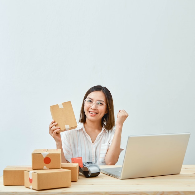 Mujer vendiendo productos en línea en casa