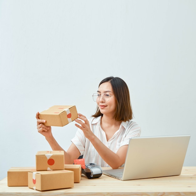 Mujer vendiendo productos en línea en casa