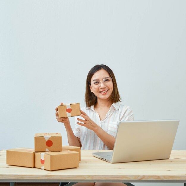 Mujer vendiendo productos en línea en casa