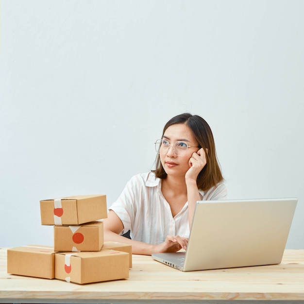 Mujer vendiendo productos en línea en casa