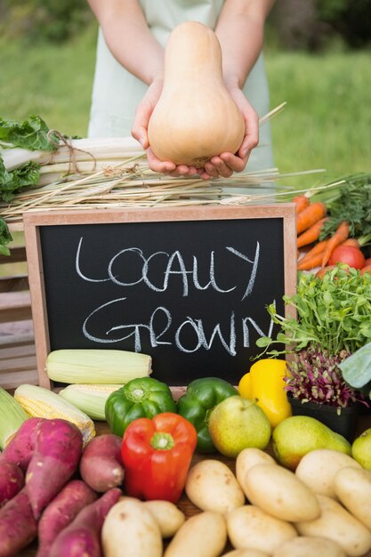 Mujer vendiendo verduras orgánicas