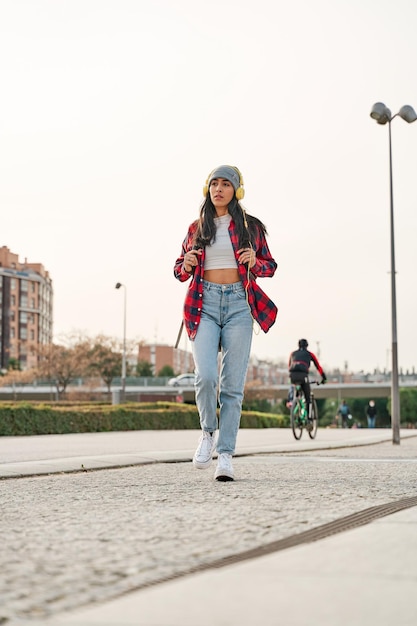 Mujer venezolana joven en ropa casual y mochila