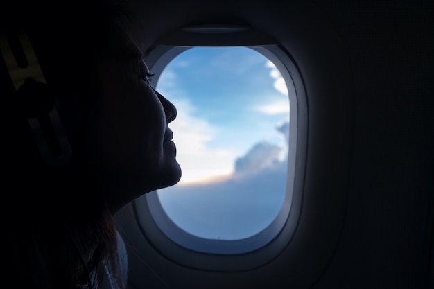 Mujer con ventana plana