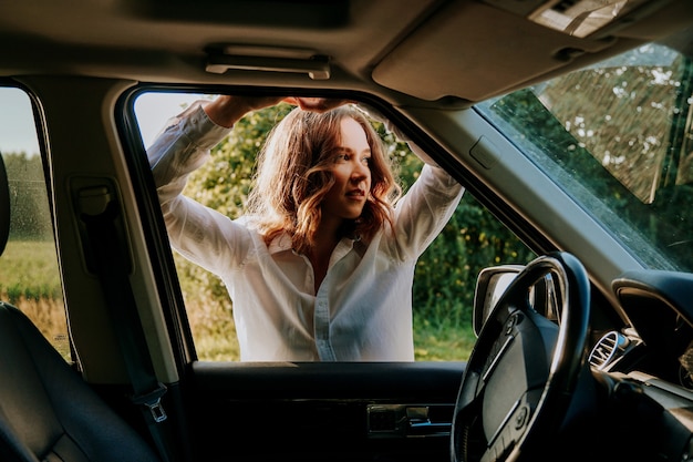 Mujer en la ventanilla del coche. Viajes y viajes fuera de la ciudad. Concepto de viaje y alegría