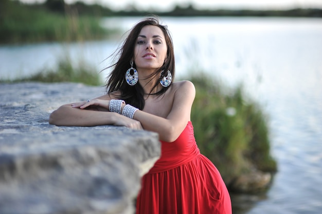 mujer verano vestido rojo largo al aire libre