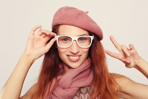 Mujer vestida con anteojos y ropa rosa