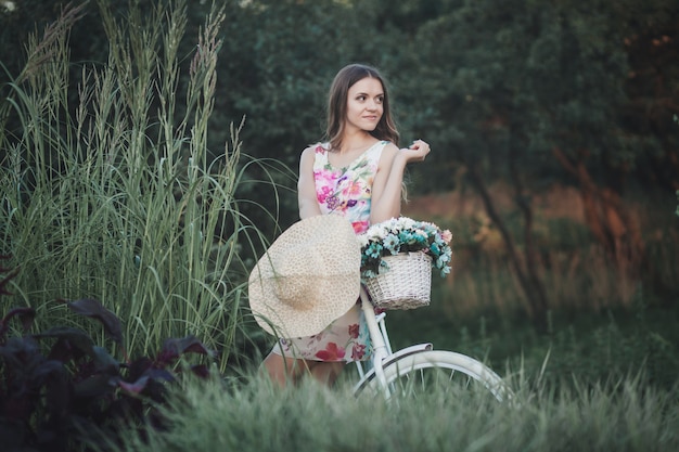 Mujer vestida en bicicleta