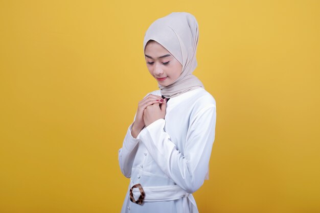 mujer vestida de blanco expresión devota