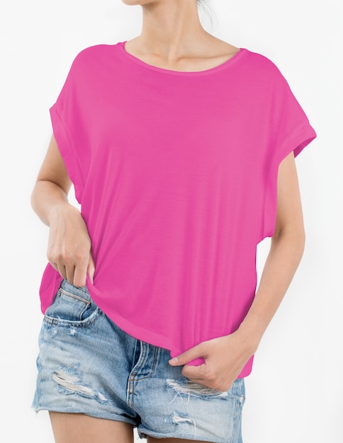 Foto mujer vestida con camiseta rosa y jeans cortos en blanco