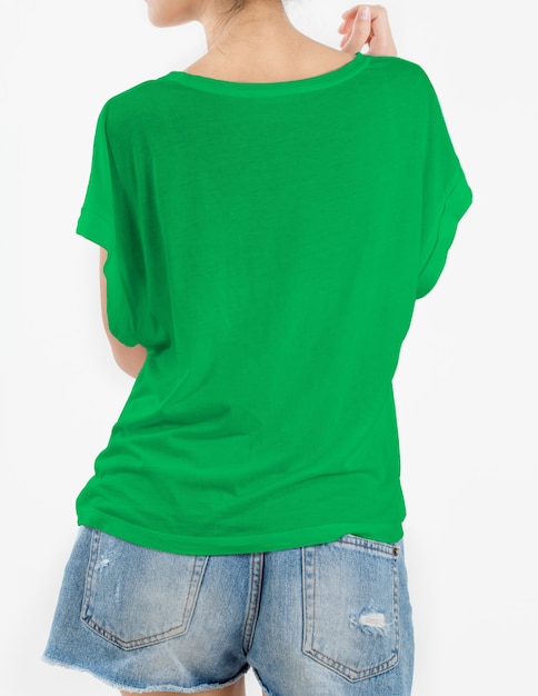 Mujer vestida con camiseta verde y jeans cortos en blanco