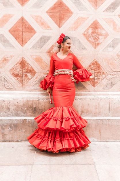 Mujer vestida de flamenca posando en Málaga