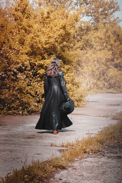 Mujer vestida de negro, vista desde atrás