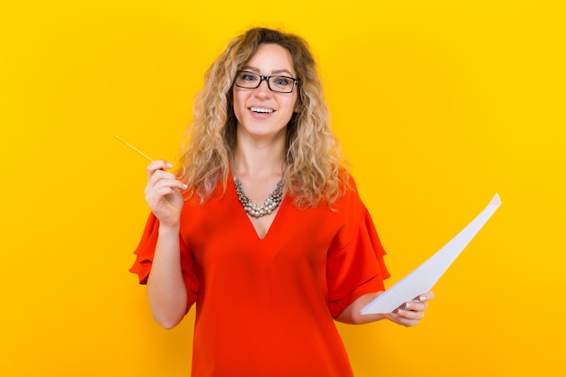 Mujer vestida con papel en blanco y lápiz