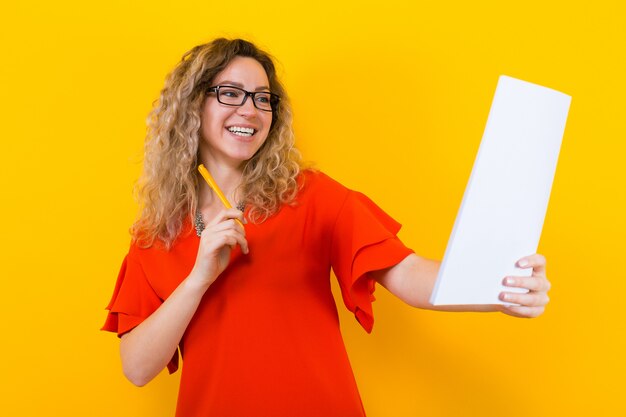 Foto mujer vestida con papel en blanco y lápiz