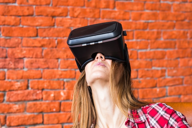 Mujer vestida con realidad virtual sin gafas. Tiro del estudio