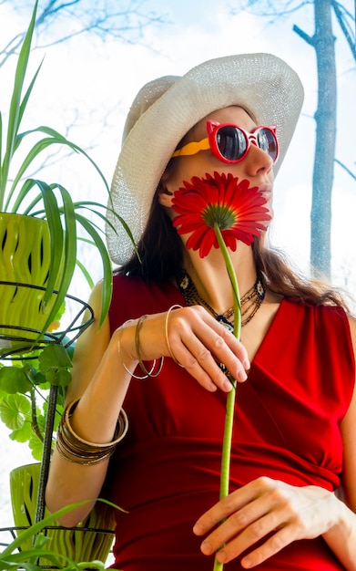 Mujer vestida de rojo con accesorios de moda rojos y blancos.