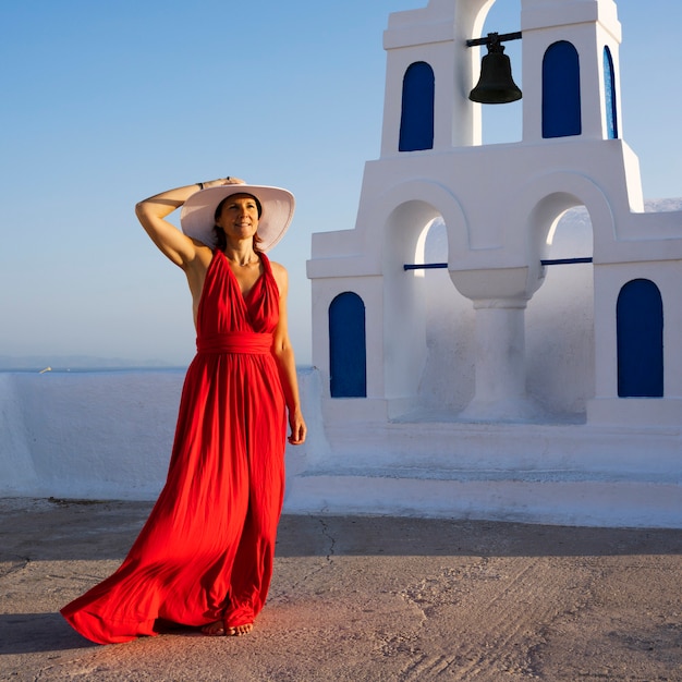 Mujer vestida de rojo en Oia, Santorini, Grecia.