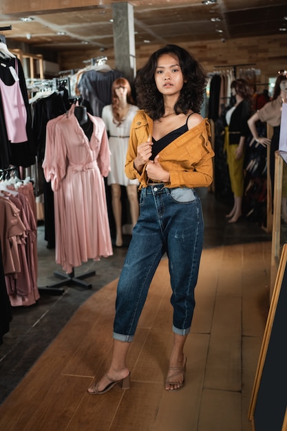 Mujer vestida con ropa bonita posando