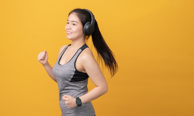 Mujer vestida con ropa deportiva y auriculares