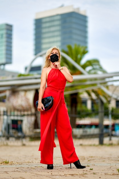 Foto mujer vestida con ropa de moda durante la cuarentena por coronavirus