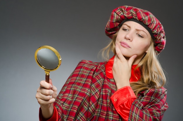 Foto mujer vestida con ropa tradicional escocesa.