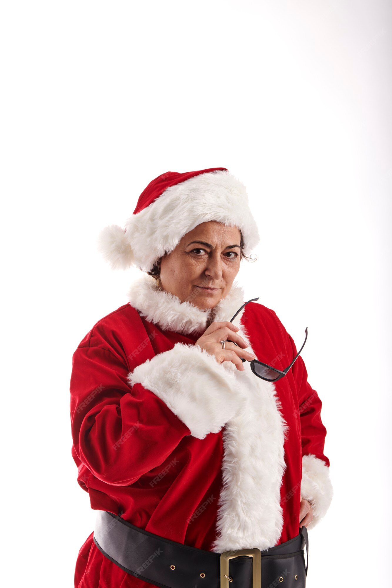 Una mujer vestida de santa claus con un fondo blanco mirando a la cámara. | Foto Premium Una mujer vestida de santa claus con un fondo blanco mirando a la cámara. | Foto Premium