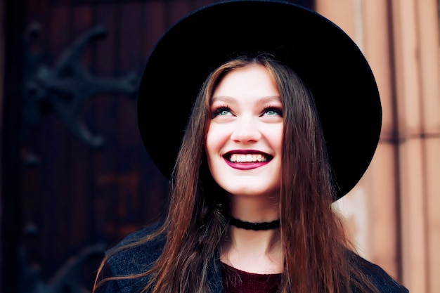 Mujer vestida con traje durante Halloween