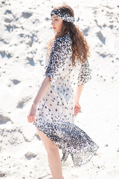 Mujer vestida con túnica de moda en la playa