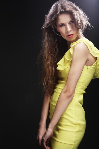 Mujer en vestido amarillo