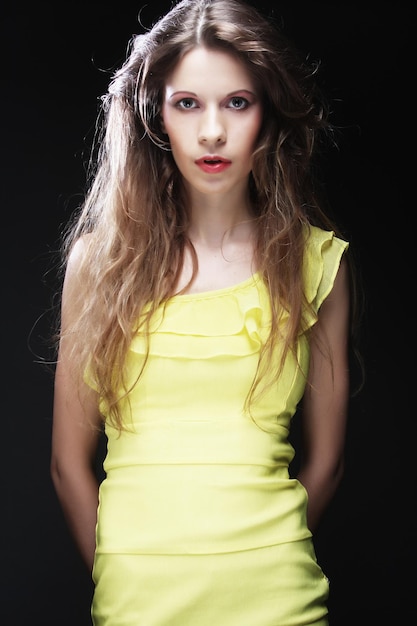 Mujer en vestido amarillo