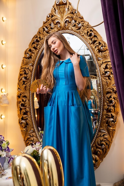 Mujer con un vestido azul con juguetes en el interior.