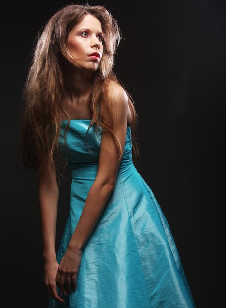 Mujer en vestido azul